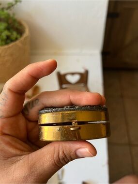 Antiguo vintage Small Round Gold Tone Trinket Box
